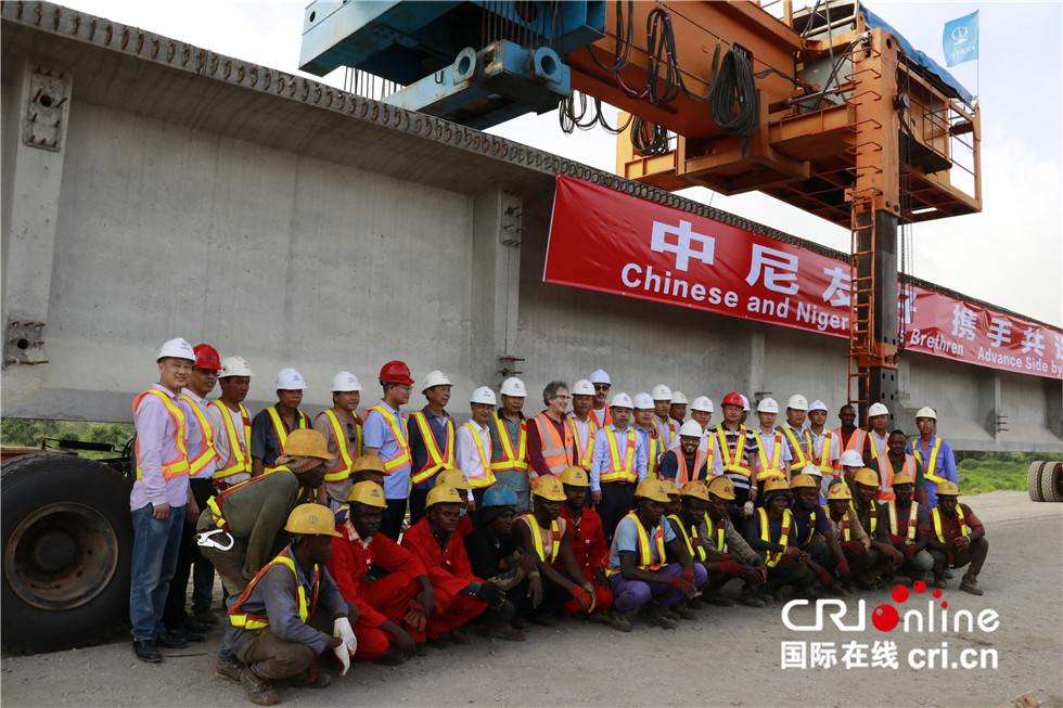 图片默认标题_fororder_拉伊首片T梁铺设成功，意大利咨询、设计和施工参加启动仪式