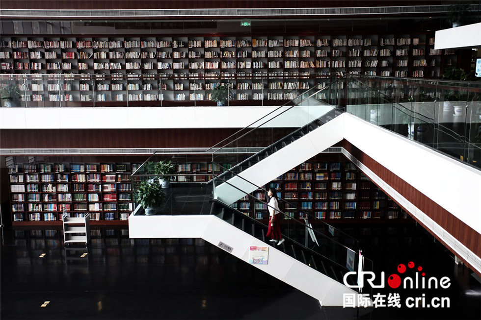 图片默认标题_fororder_琳琅满目的图书，便捷的梯道和环境，方便了阅读