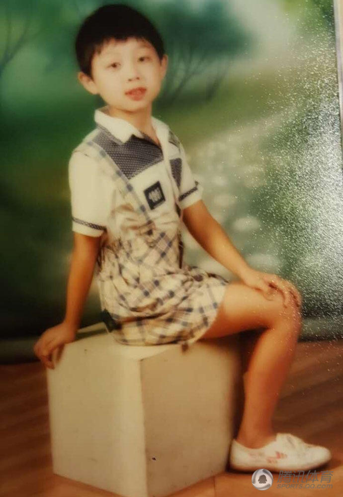 组图：许昕晒搞怪照庆生 童年大蟒乖巧十足