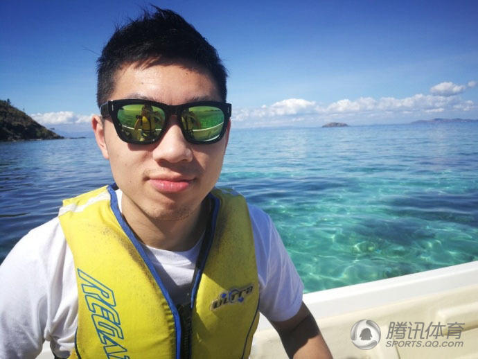 组图：许昕晒搞怪照庆生 童年大蟒乖巧十足