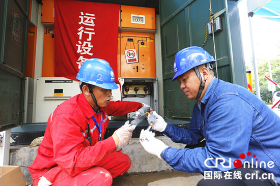 图片默认标题_fororder_施工人员正在进行配电变压器施工