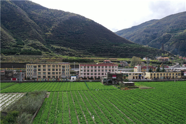 阿坝州马尔康市松岗镇：多产业齐发力 助农增收致富_fororder_1、遥望松岗村-摄影-赵海林