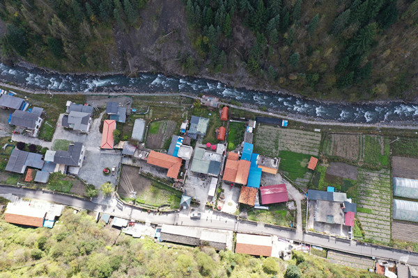 阿坝州马尔康市毛木初村“怪”现象：生猪住单间 安装防盗门_fororder_1、俯瞰毛木初村-摄影-赵海林