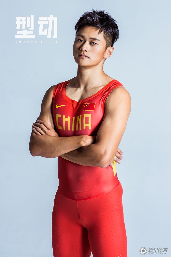 高清：满屏荷尔蒙！短跑型男谢震业大秀腹肌