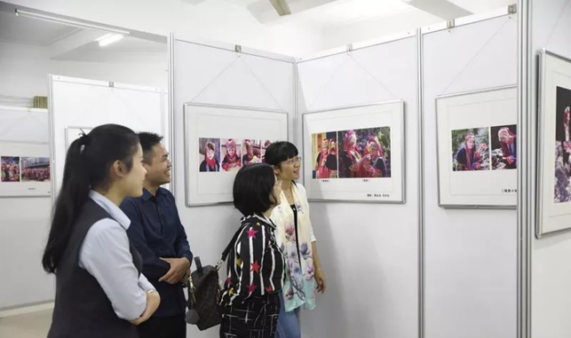 防城港市上思县举办“瑶乡风情”摄影展庆祝广西壮族自治区成立60周年 防城港市上思县举办“瑶乡风情”摄影展庆祝广西壮族自治区成立60周年