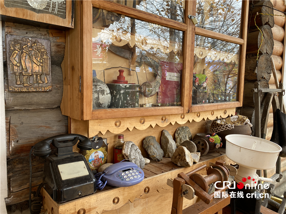 传承民族文化创造幸福生活 额尔古纳俄罗斯族的致富故事_fororder_恩和“柳芭小院”里展示的俄罗斯族日常生活“老物件”