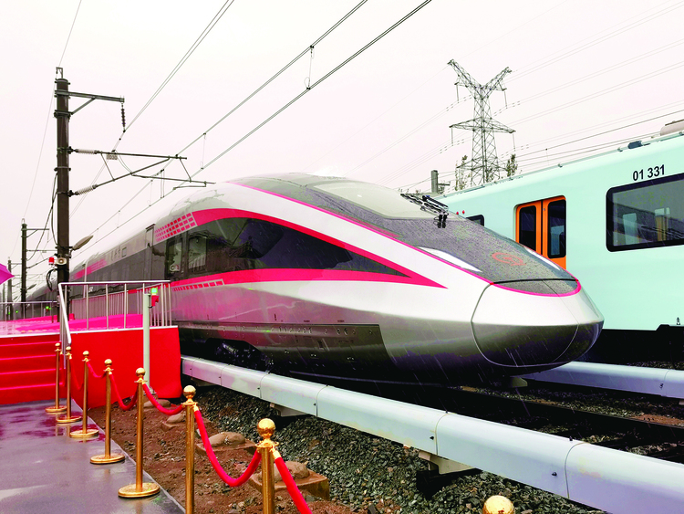 时速400公里跨国互联互通高速动车组在长春下线