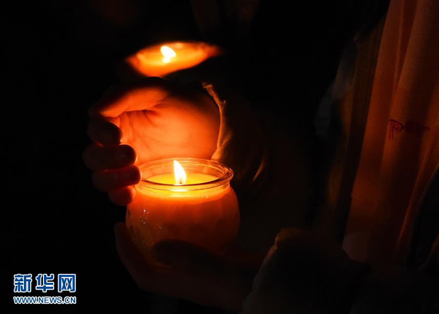 南京：大学校园烛光寄哀思