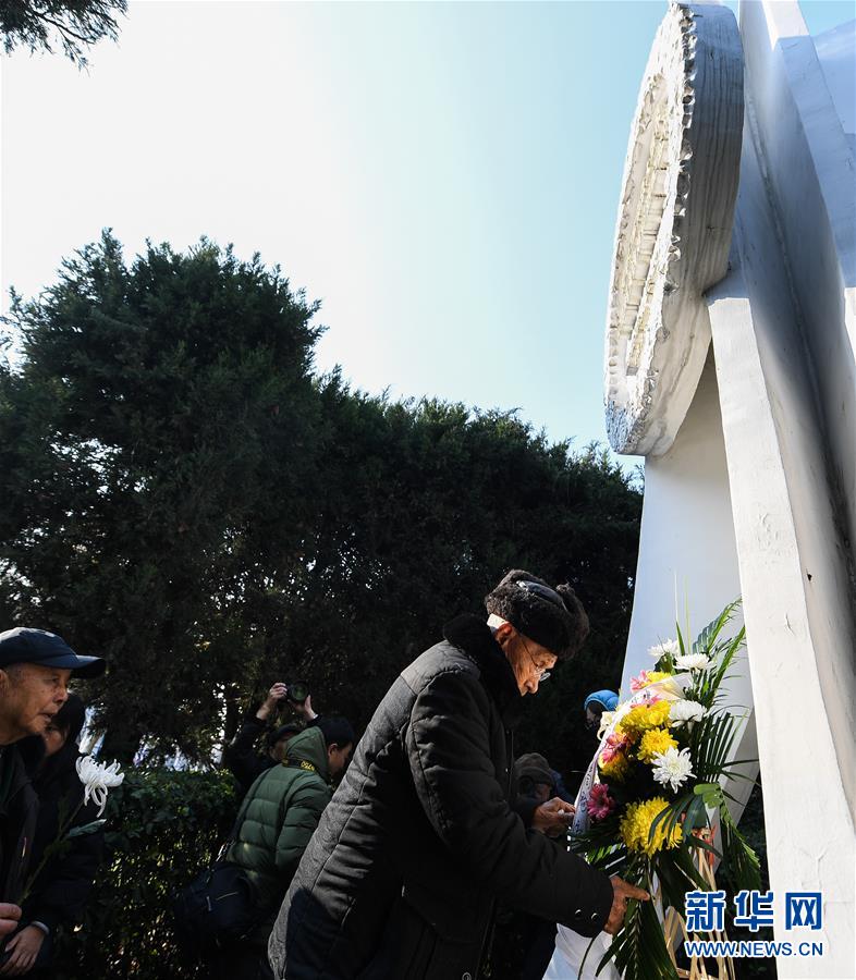 抗战老兵在南京祭奠遇难同胞