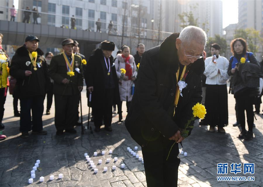 抗战老兵在南京祭奠遇难同胞
