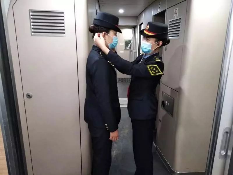 列车上的“安全卫士”丨战“疫”中的铁路人