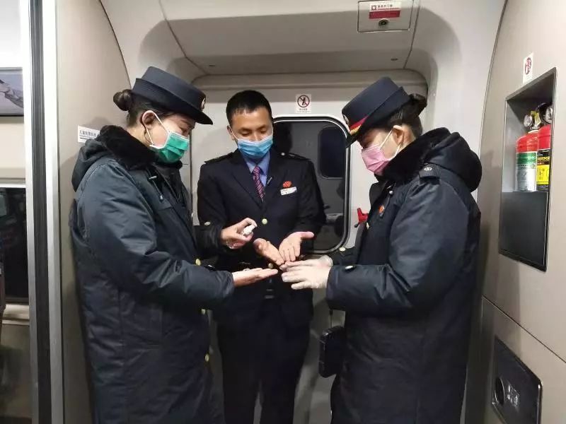 列车上的“安全卫士”丨战“疫”中的铁路人