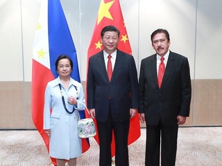 习近平会见菲律宾众议长阿罗约和参议长索托