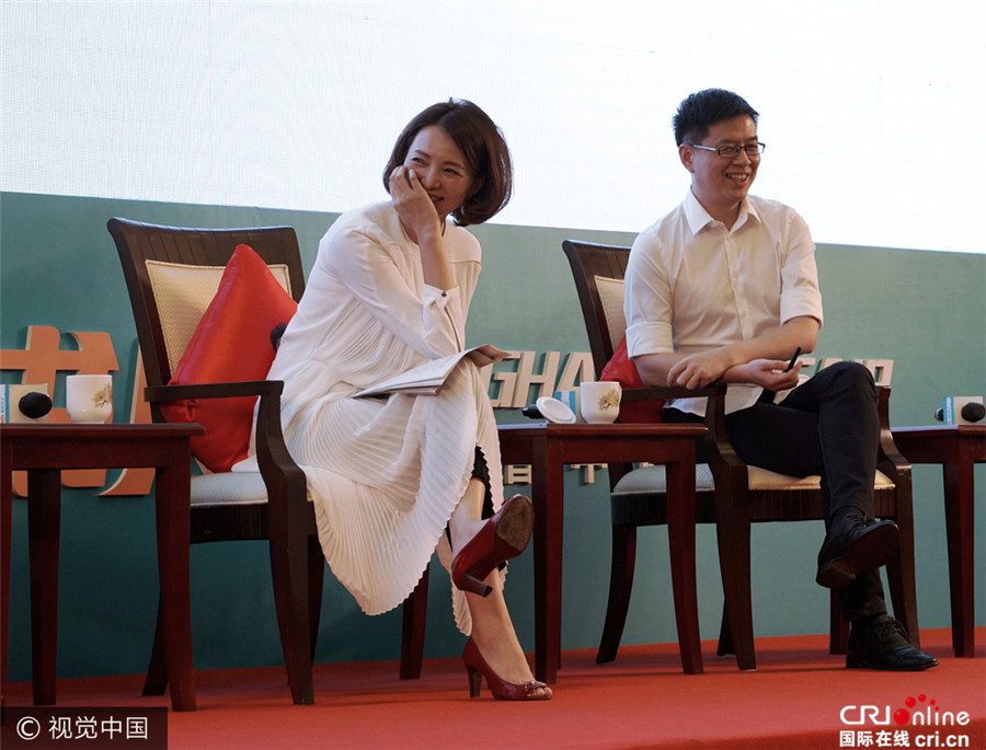 董卿白裙优雅亮相展知性美 台下捂嘴偷笑少女感十足_fororder_VCG111123557299