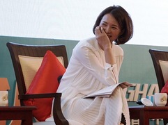 董卿白裙优雅亮相展知性美 台下捂嘴偷笑少女感十足