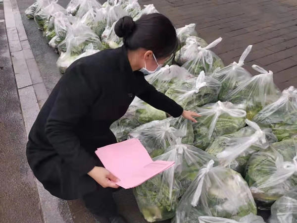 【周利宏已审】【重庆频道房产客户稿】与业主共同战“疫” 重庆龙湖小区“送菜到家”