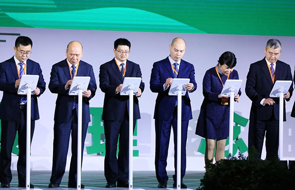 第二届公园城市论坛在成都开幕 现场签约23个项目总额超千亿元_fororder_项目签约仪式 供图 天府新区成都党工委党群工作部