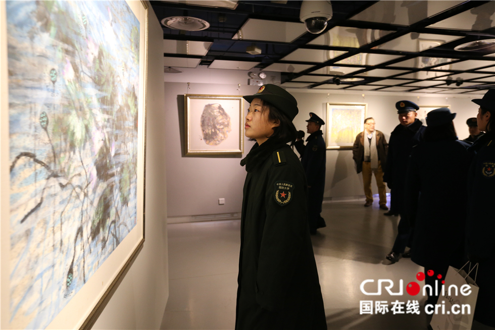 图片默认标题_fororder_社会各界参观抗战爱国题材画展1