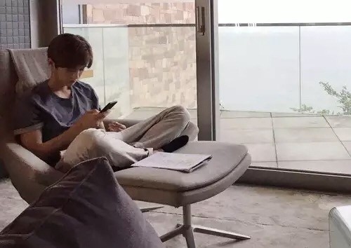 鹿晗晒照改自拍风格 干净清爽自然帅气_娱乐_腾讯网