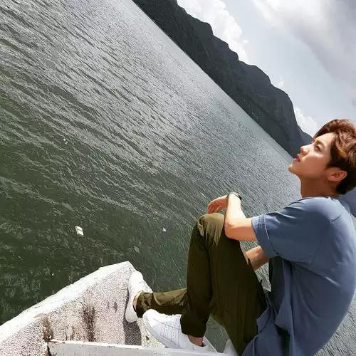 鹿晗晒照改自拍风格 干净清爽自然帅气_娱乐_腾讯网