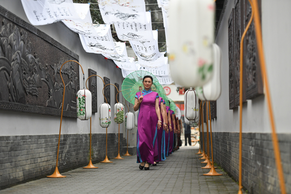 成都双流区特色街区“左巷右里”上演重阳旗袍快闪秀