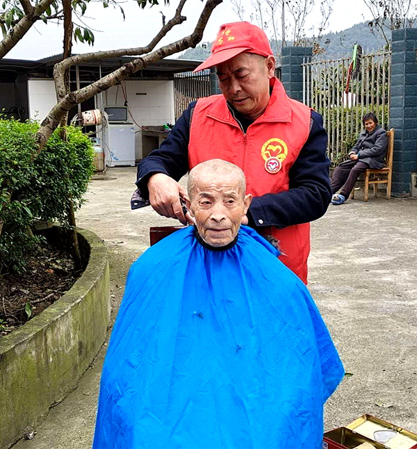 德阳市中江县举行“九九重阳，久久敬老”公益活动