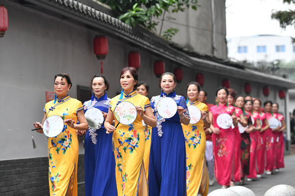 成都双流区特色街区“左巷右里”上演重阳旗袍快闪秀