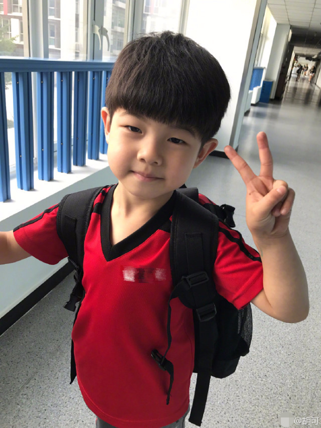沙溢晒照宣告安吉上小学 意外曝光高额学费_娱乐_腾讯网