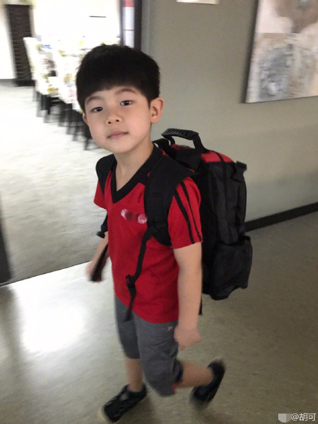 沙溢晒照宣告安吉上小学 意外曝光高额学费_娱乐_腾讯网