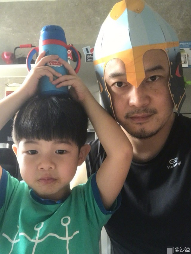 沙溢晒照宣告安吉上小学 意外曝光高额学费_娱乐_腾讯网
