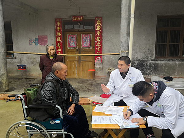 绵阳涪城：创新举措 打赢脱贫攻坚战_fororder_5、医疗专家上门为行动不便的贫困户进行慢病登记