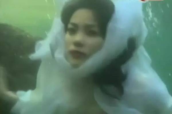 王菲24年前古装剧造型神似“白娘子”，高冷形象被毁
