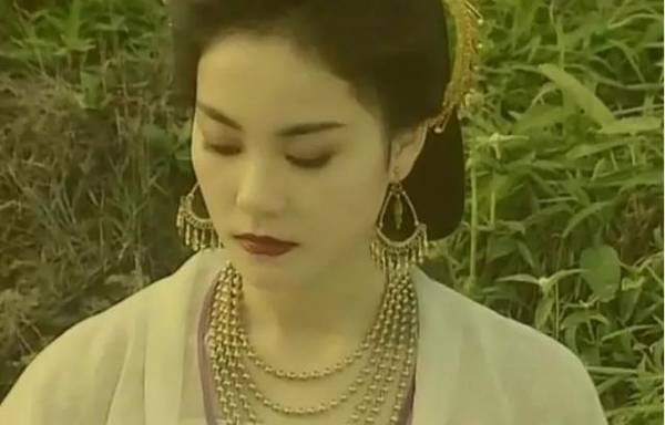 王菲24年前古装剧造型神似“白娘子”，高冷形象被毁