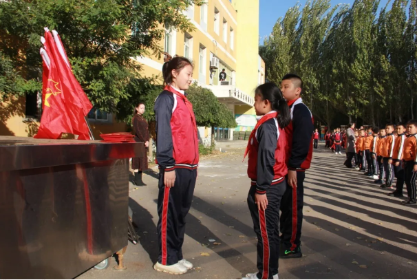 沈河区方凌小学举行“红领巾，我为你自豪”入队仪式_fororder_小学3