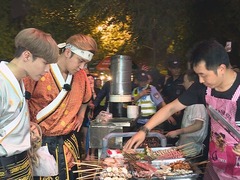 组图：罗志祥张艺兴逛成都 公开体重烧烤吃不停