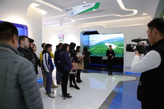 图片默认标题_fororder_来自世界主流媒体的30多位记者深入到珠海横琴规划展厅参观（摄影黄文华）