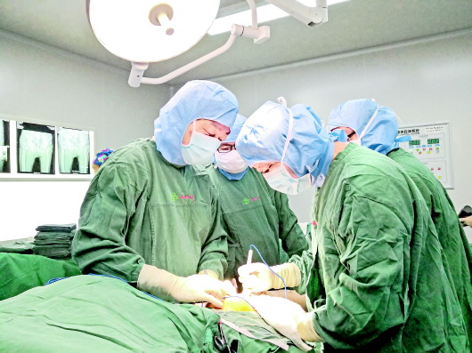 （社会）“黔医人才计划”学员完成高难度骨科手术