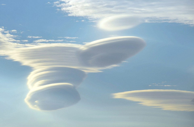 英国高空现罕见飞碟云 形如UFO