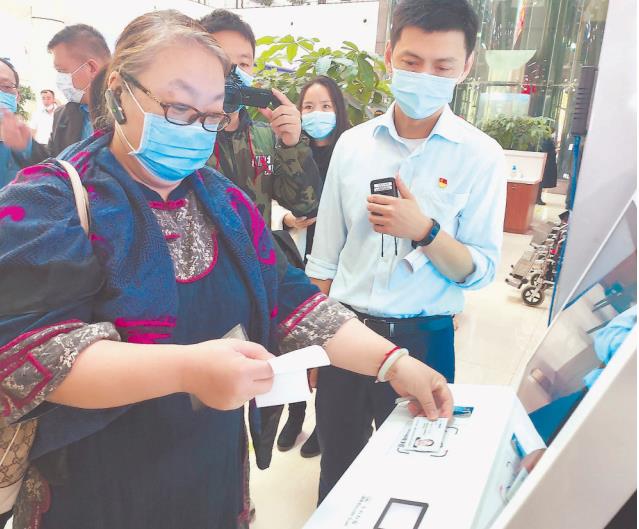 在榕台胞参访福州市行政（市民）服务中心