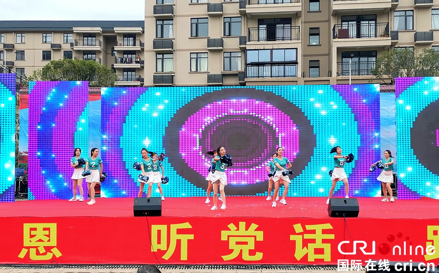 贵州省总工会送文艺到易地扶贫搬迁安置点（组图）