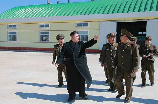 金正恩视察朝鲜饲料厂指导工作