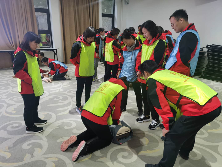 中国人保寿险陕西省分公司开展“扬帆远航，温暖同行”拓展训练