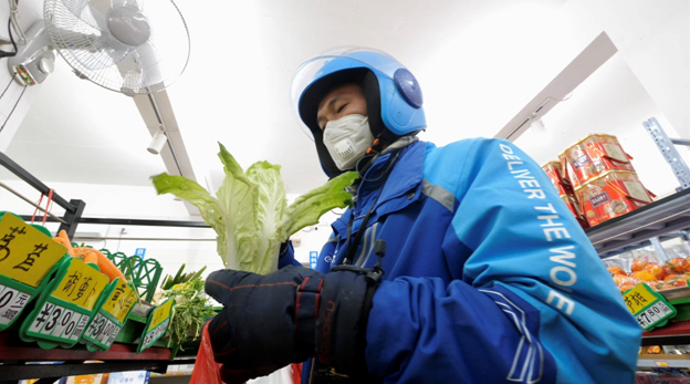 饿了么小哥奔走武汉街头，花式解决市民需求，网友：谢谢！