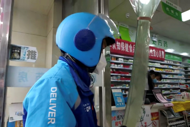 饿了么小哥奔走武汉街头，花式解决市民需求，网友：谢谢！