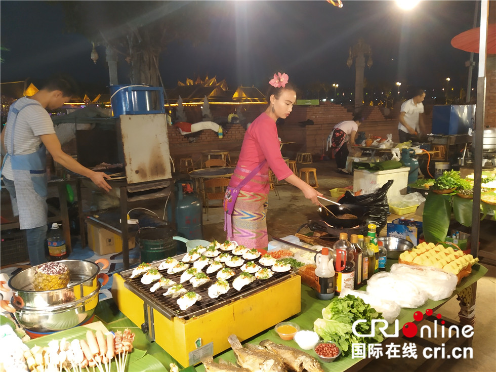 图片默认标题_fororder_8漂亮的民族服饰与丰富的夜市摊