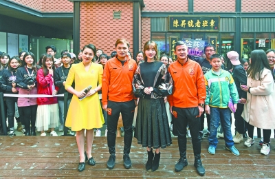 （文末有封面图）【游武汉 新体验】【游在武汉-图片列表】《倾城时光》数百剧迷环城表白武汉