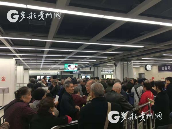 （大交通）贵阳地铁优惠卡办理点出现“高峰期” 相关证件仍可免费乘车
