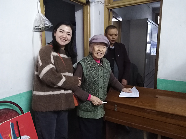 宜宾翠屏区：网格员“一网情深”付真情 耄耋老人献爱心