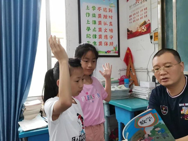 乐山农村教师罗凯：扶贫扶志见行动 送教上门见真情