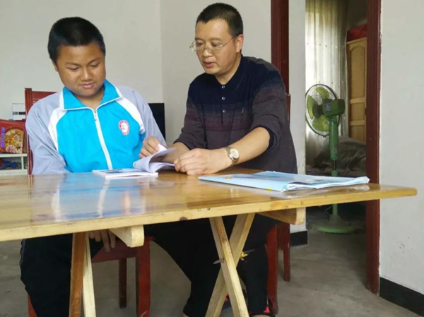 乐山农村教师罗凯：扶贫扶志见行动 送教上门见真情